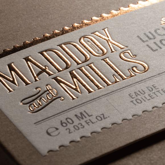 Druck 2-farbig, Heißfolie Kupfer mit Reliefprägung
Veredelung: Heißfolie Kupfer mit Reliefprägung